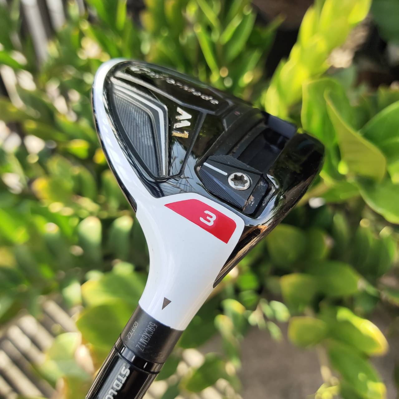 FW3 Taylormade M1 ตีดีมากๆ สามารถปรับวิถีลูกซ้ายหรือขวาได้ และปรับมุมเหินได้ที่คอไม้ค่ะ เพื่อได้ตำแหน่งที่เข้ากับวงสวิง กระดองเคฟล่าอย่างดี CG ต่ำ COVER แท้เดิม ไม้กอล์ฟพรีเมี่ยมมือสอง ของแท้ By NakaraLuxurious