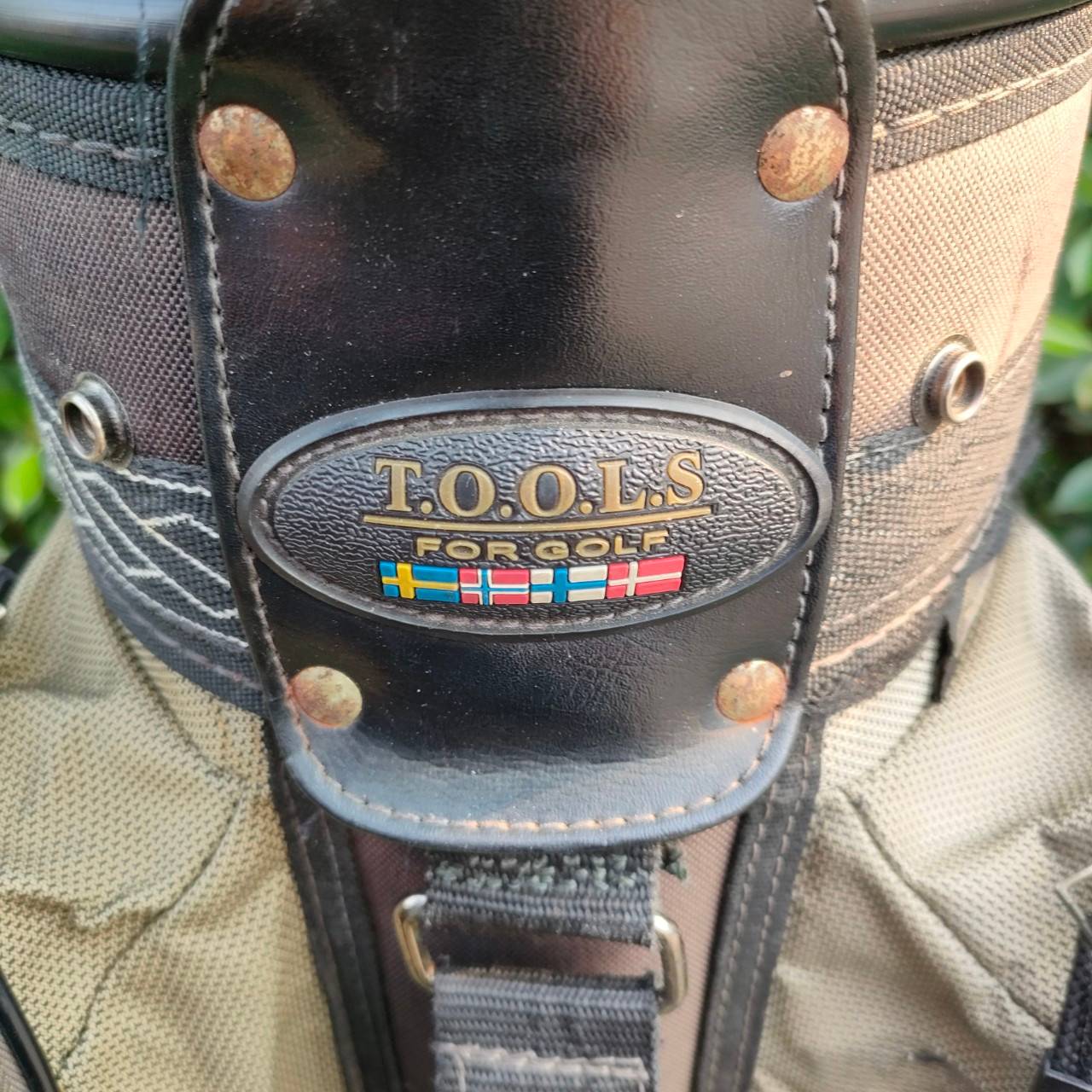 ถุงกอล์ฟ T.O.O.L.S FOR GOLF มือสอง ถุงสีซีดนะครับ ดูโทรม แต่สภาพรวมใช้ได้ทุกจุด