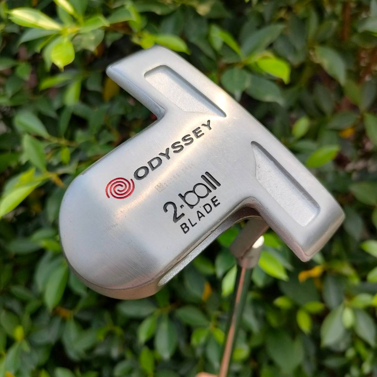 PUTTER ODYSSEY 2.BALL BLADE ความยาว 35 นิ้ว เล็งง่าย แม่นๆ ทรงเบลด ถนัดมือขึ้น และมีบอลอีกสองลูก เล็งกับลูกที่จะพัตต์เรียงกันไปทางหลุม แม่นยำ หน้า White Hot นุ่มมากๆ