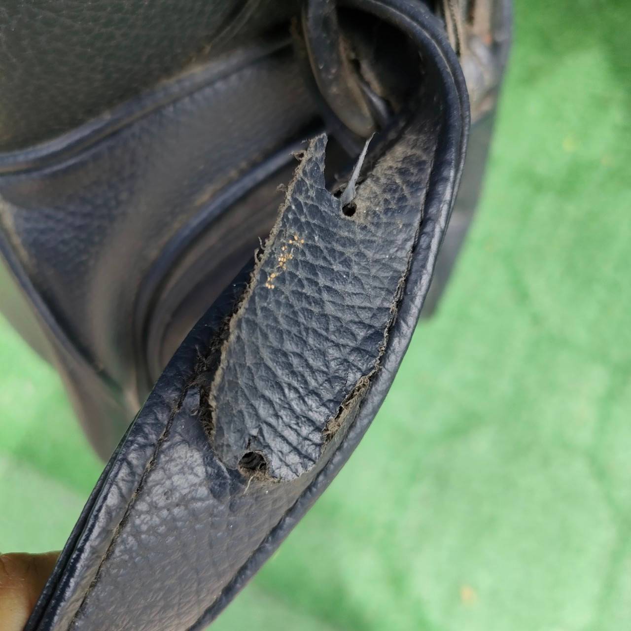 ถุงกอล์ฟ MERCEDES-BENZ มือสอง วัสดุหนัง ภายในบุกำมะหยี่ ถุงTOURใบใหญ่ ใส่ของได้เยอะ ถุงกอล์ฟมีรอยหนังขาดนิดหน่อย *** มีรูปให้ชมท้ายสุด*** มือสอง ของแท้ BY NakaraLuxurious