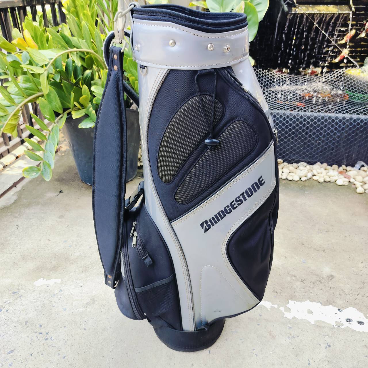 ถุงกอล์ฟ BRIDGESTONE ของแท้ มือสอง สภาพสวยเดิมๆ มีหัวซิปหลุด 1 จุด แต่ใช้ได้ปกติ ขนาดกำลังดี ลดราคาพิเศษค่ะ!!!