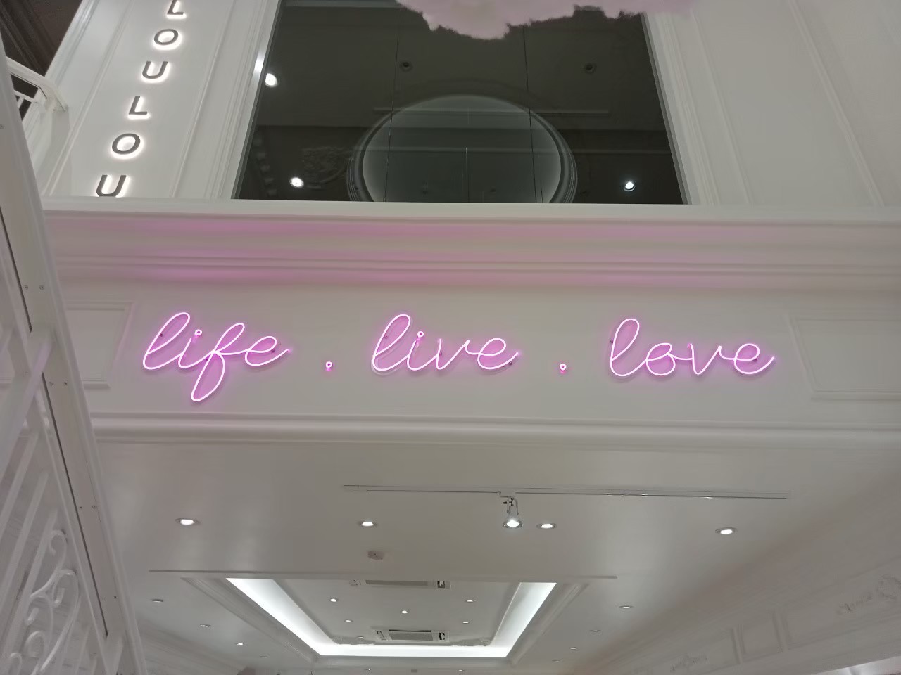 ไฟนีออน เฟค