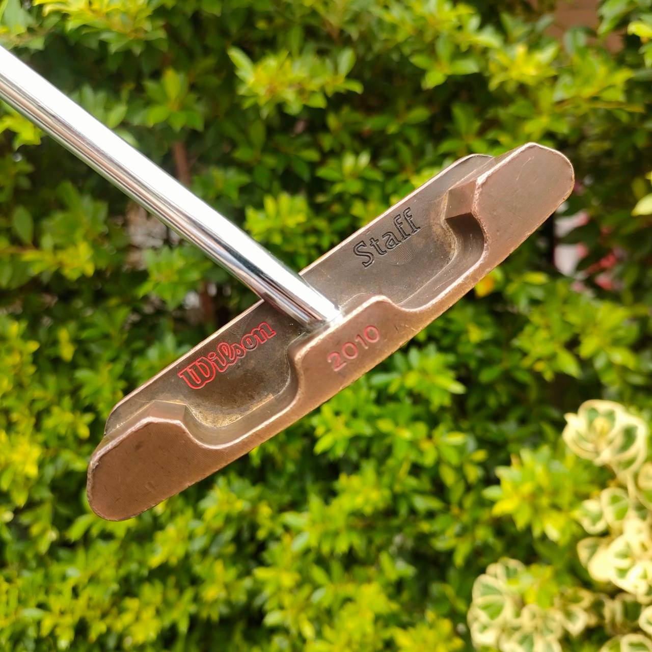 Putter Wilson Staff 2010 Milled Putter ความยาว 34 นิ้ว ก้าน WILSON STAFF 2010 กริฟ เป็นเเบบใหญ่ SUPER STROKE รุ่นนี้เป็นรุ่นที่ดังวัสดุทองแดงแท้ทั้งแท่ง!! ไม้กอล์ฟมือสอง ของแท้ BY NakaraLuxurious