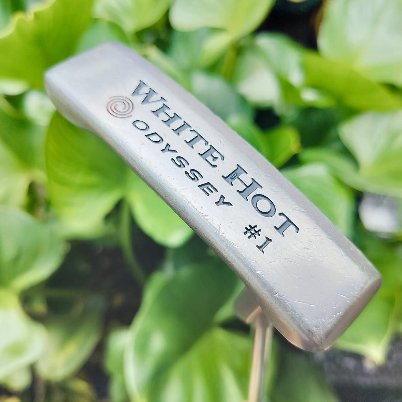 PUTTER ODYSSEY WHITE HOT #1 รุ่นนี้เป็นรุ่นที่โด่งดังสุดๆ ด้วยอินเซิร์ท สีขาว ที่ช่วยให้ฟีลลิ่งพัตเตอร์เปลี่ยนไป ทั้งนุ่มนวลและช่วยเกาะไลน์กว่าไม่มีอินเซิร์ท ไม้กอล์ฟพรีเมี่ยมมือสอง ของแท้ By NakaraLuxurious