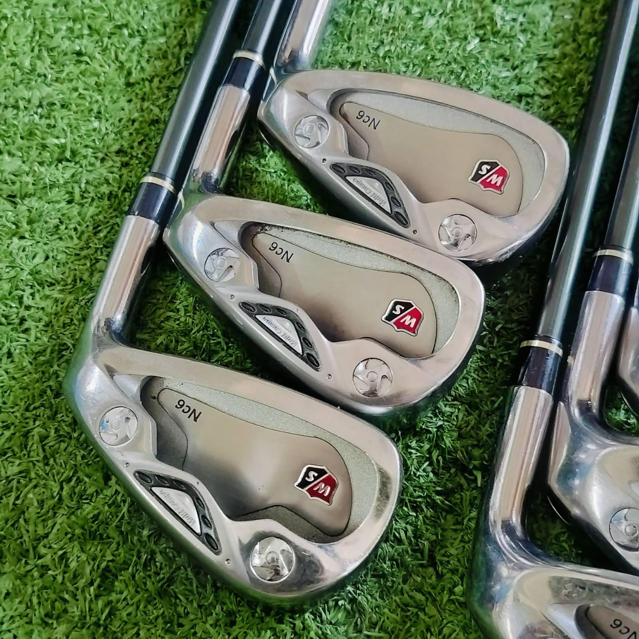 ** ขาดเหล็ก 6 ** ชุดเหล็ก WILSON STAFF Nc6 มีเหล็ก 5 7 8 9 เเละ PW SW ก้านนาโนเทคโนโลยี ผลิตโดย MITSUBISHI FLEX R คุณภาพดีมากๆ ไม้กอล์ฟพรีเมี่ยมมือสอง ของแท้ By NakaraLuxurious