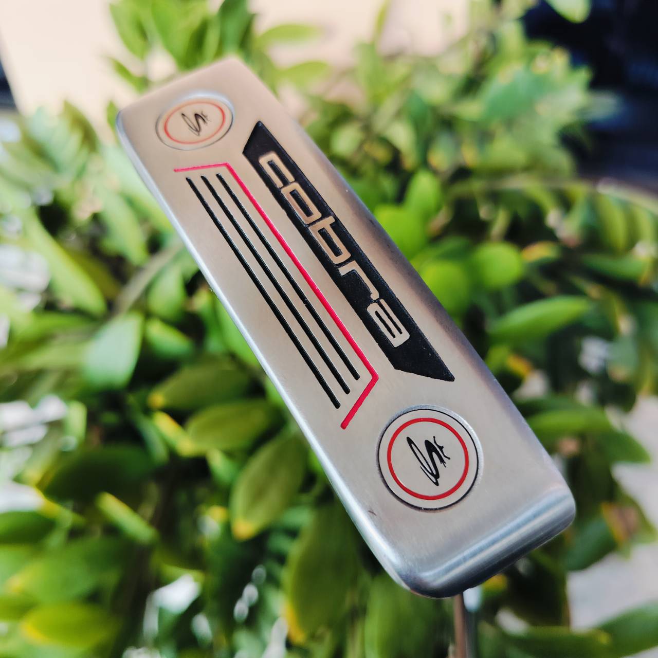 Cobra Golf Milled Face Blade Putter ความยาว 34 นิ้ว สุดยอดของพัตเตอร์ ไม่แพ้ CAMERON เลยครับ น้ำหนักดีมาก ลูกเกาะไลน์มาก พัตต์ฟีลลิ่งนุ่ม ไม้กอล์ฟพรีเมี่ยมมือสอง ของแท้ By NakaraLuxurious