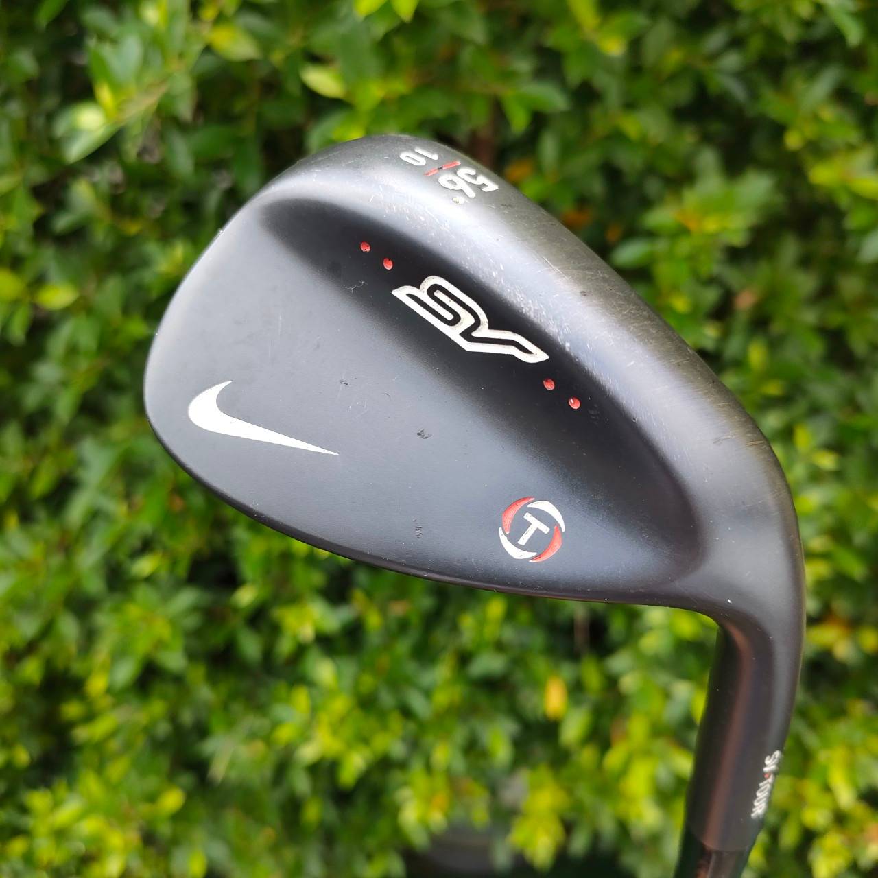 WEDGE NIKE SV TOUR องศา 56 เบาท์ 10 รุ่น T ก้าน DYNAMIC GOLD S400 รมดำสวยมาก!! น้ำหนักดี และก้านเหมาะกับ WEDGE โดยตรง!! ไม้กอล์ฟมือสอง ของแท้ BY NakaraLuxurious