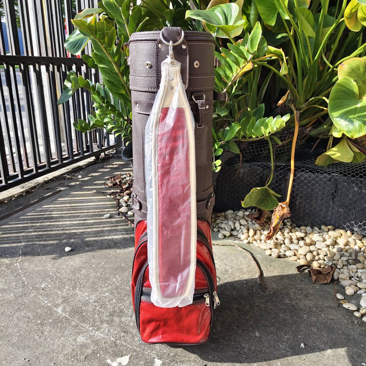 ถุงกอล์ฟ CUSTOM NOLOGO มือสอง ออกแบบสวยระหว่างผ้า กับหนังแก้ว สภาพโดยรวมดีมาก COVER มีรอยนิดหน่อย