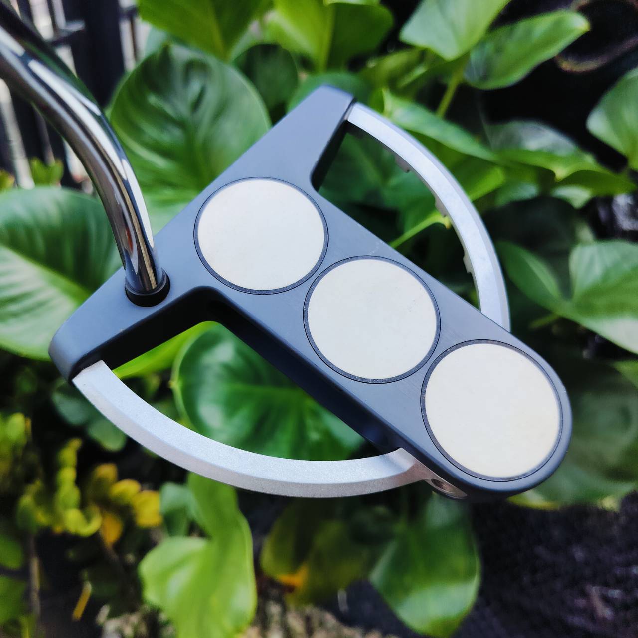 PUTTER ODYSSEY TRI-BALL SRT WHITE STEEL หน้าสัมผัสที่เกาะไลน์มาก ความยาว 35 นิ้ว มี COVER แท้ สามบอลเล็งง่ายขึ้นอีก และชดเชยสูงมาก ไม้กอล์ฟพรีเมี่ยมมือสอง ของแท้ By NakaraLuxurious