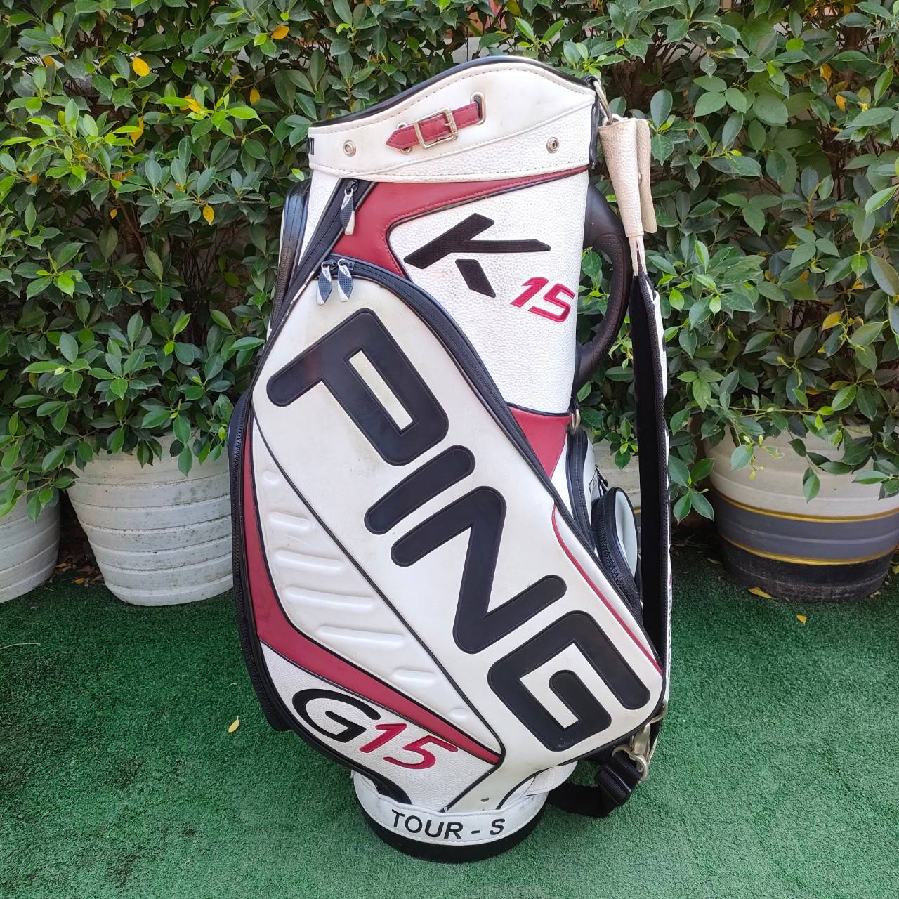 ถุงกอล์ฟ PING K15 G15 มือสอง ** มีตำหนิ มีรอยลอกที่ คอพเวอร์ มีรูปให้ชมท้ายสุดค่ะ ** นอกนั้นถุงสวยพร้อมใช้จ้า