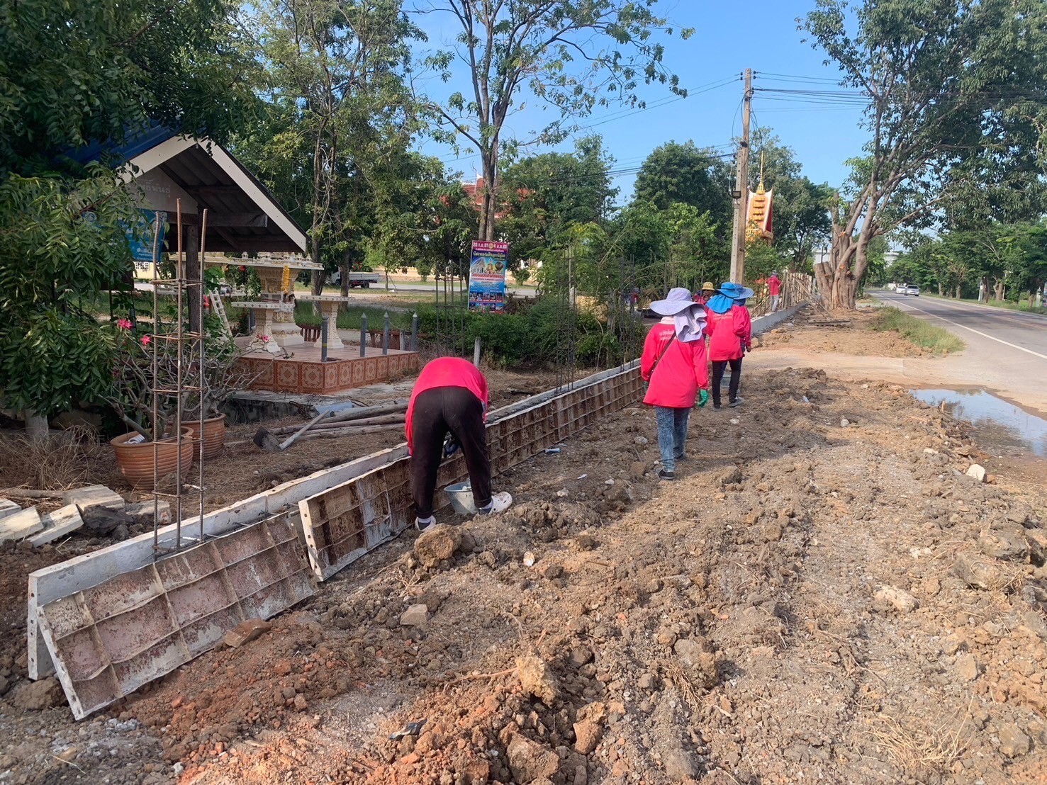 สร้างกำแพงวัดดงกะเชา จ.สุพรรณบุรี