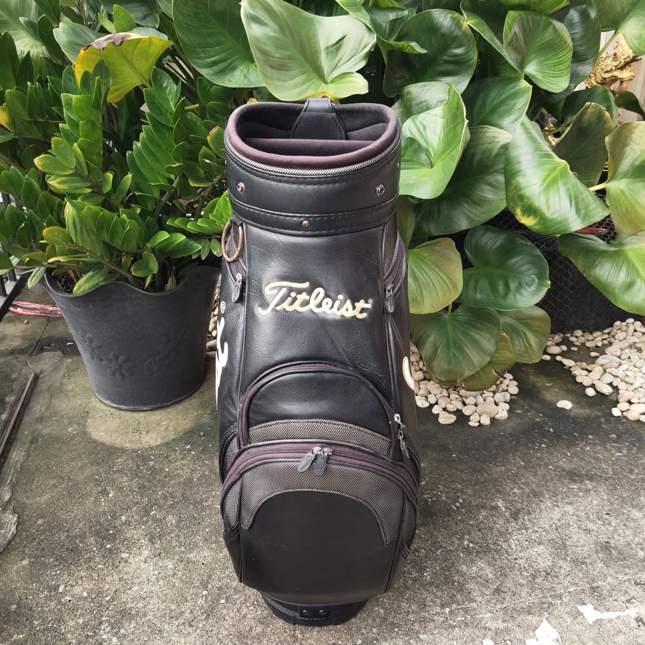 ถุงกอล์ฟ Titleist ถุง TOUR ใบใหญ่ มือสอง ของแท้ ใส่ไม้ได้เยอะ และอุปกรณ์ได้ครบมากที่สุด