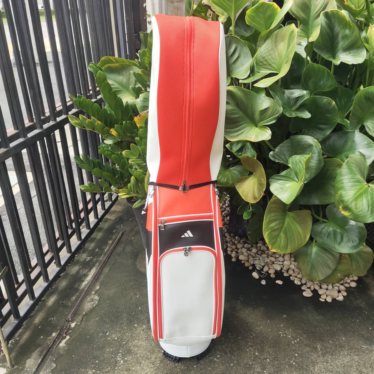 ถุงกอล์ฟมือสอง ของแท้ สภาพสวยเดิม Adidas Men's Performance Logo Golf Caddie Bag NMH90 เป็นถุงกอล์ฟรุ่นพรีเมียมจาก Adidas