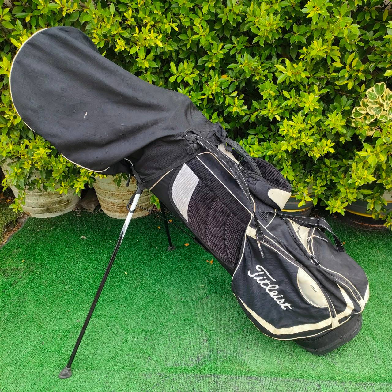 ถุงกอล์ฟ TITLEIST ขาตั้ง มือสอง สภาพตรง COVER มีรอยนิดหน่อย แต่ตัวถุงสวยงาม ขาตั้งแข็งแรง กันน้ำ มีสายสะพายคล้องหลัง มือสอง ของแท้ BY NakaraLuxurious