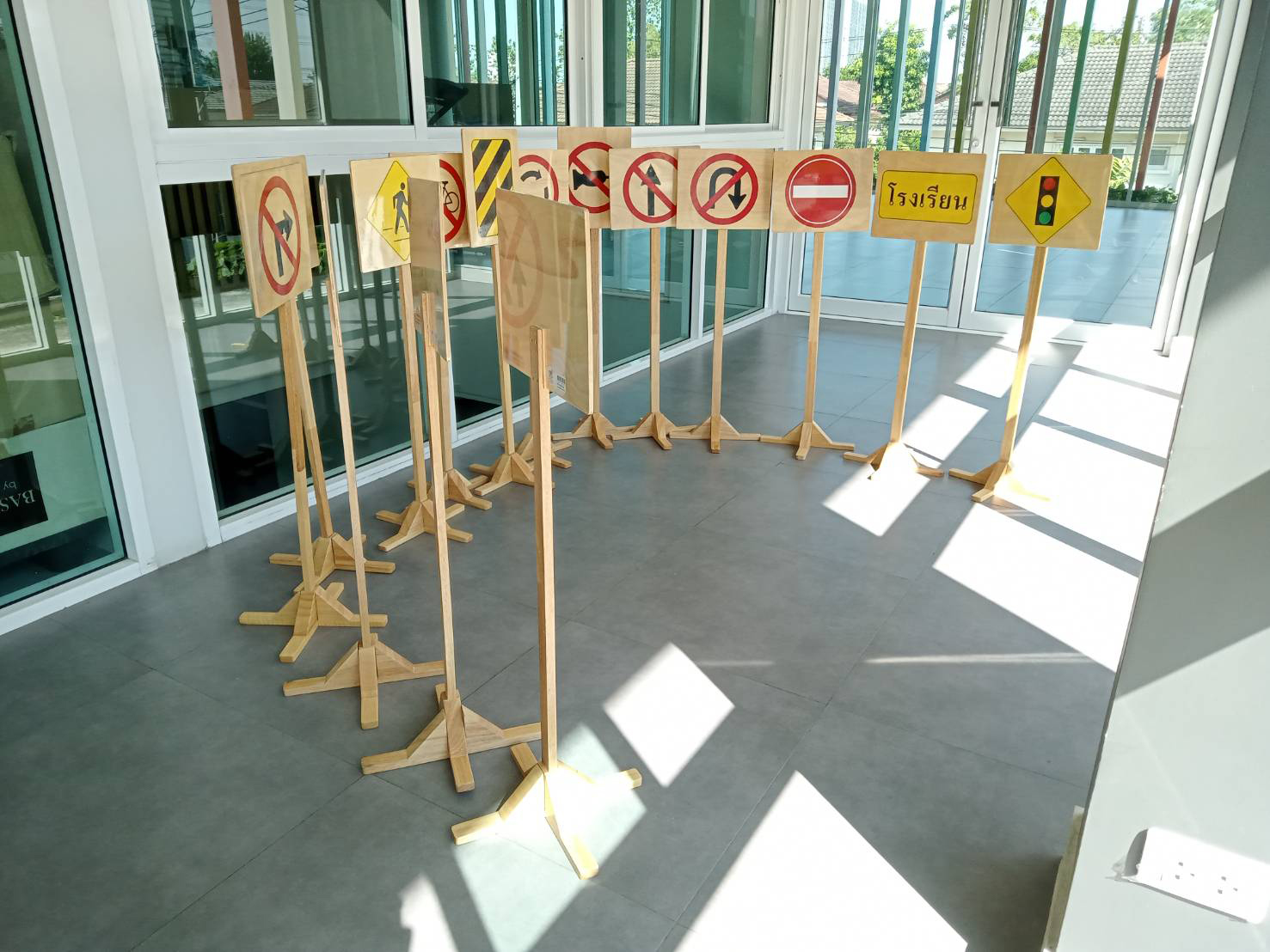 ชุดป้ายจราจรไม้ ตั้งสนาม ป้ายจราจรสนาม ป้ายไม้ (15 ชิ้น) พร้อมส่ง