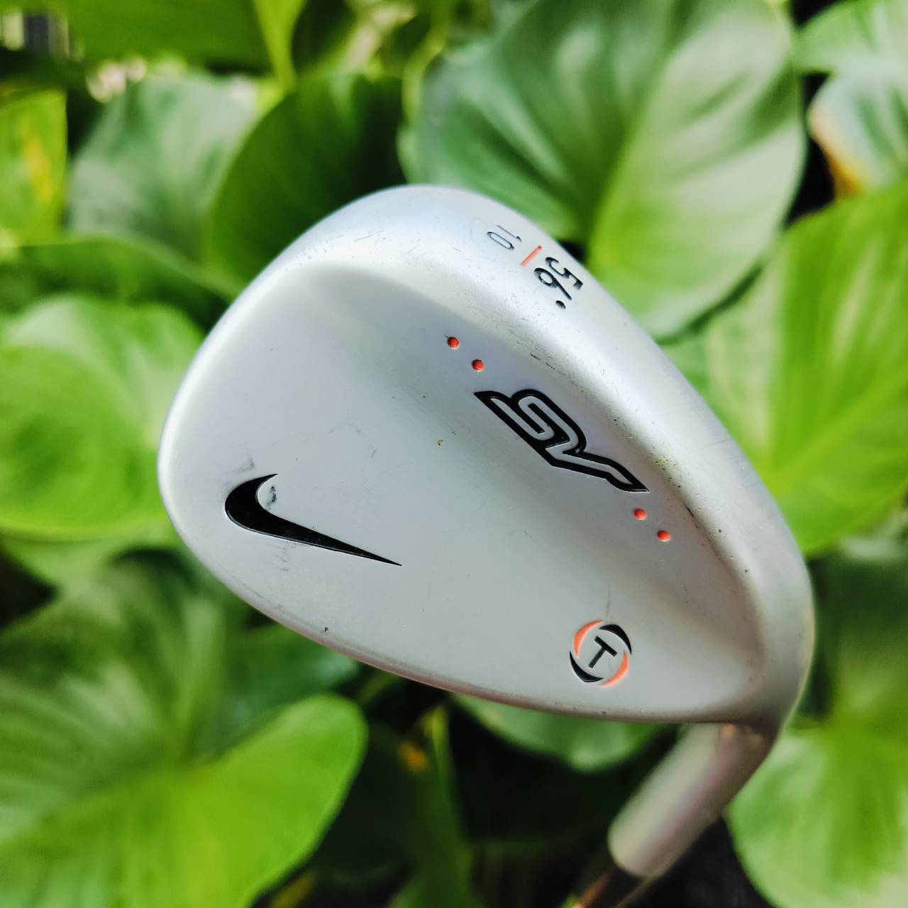 WEDGE NIKE SV TOUR องศา 56 เบาท์ 10 รุ่น T ก้าน DYNAMIC GOLD S400 รมดำสวยมาก เป็น WEDGE ที่หนักแน่นเข้าบอลได้ดีมาก ไม้กอล์ฟพรีเมี่ยมมือสอง ของแท้ By NakaraLuxurious