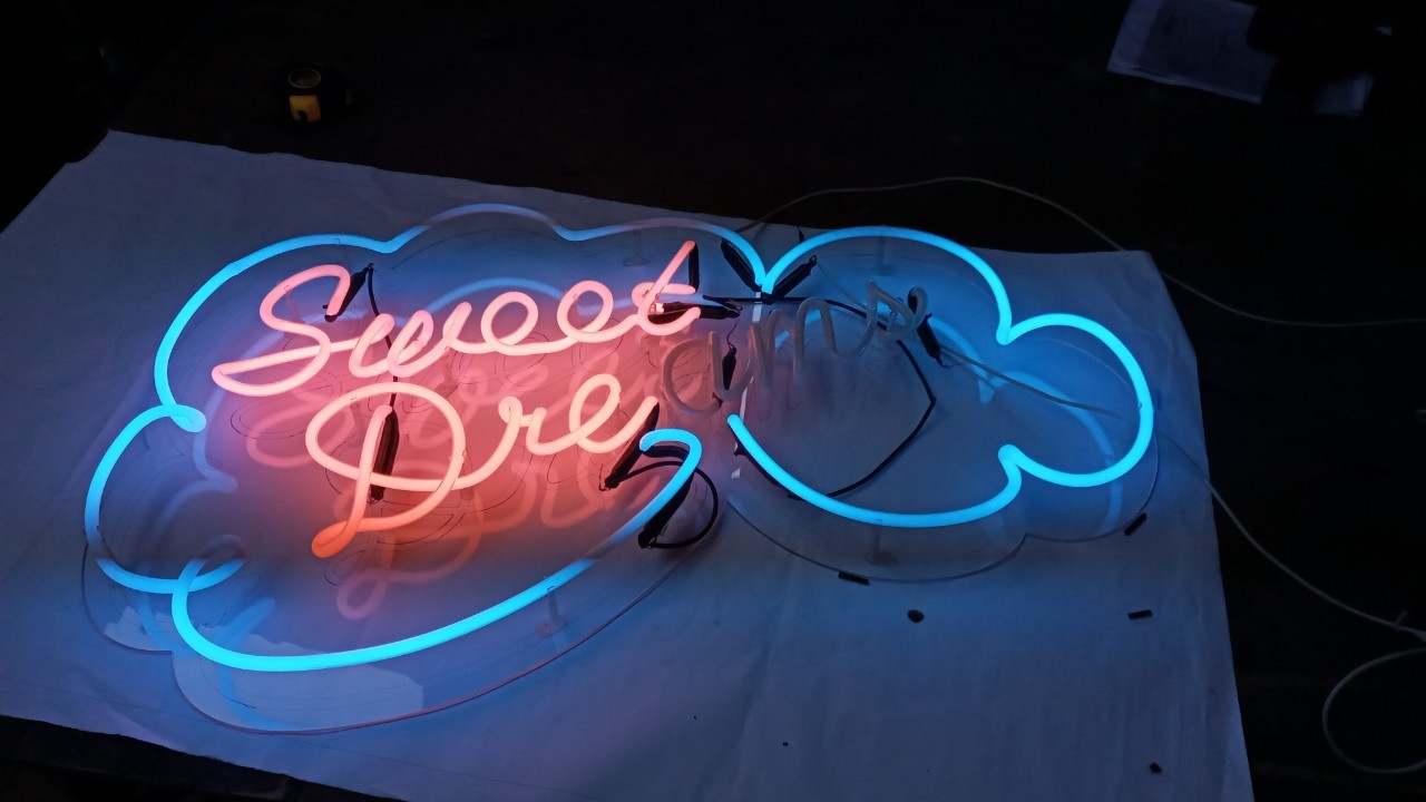 ไฟนีออน เฟค