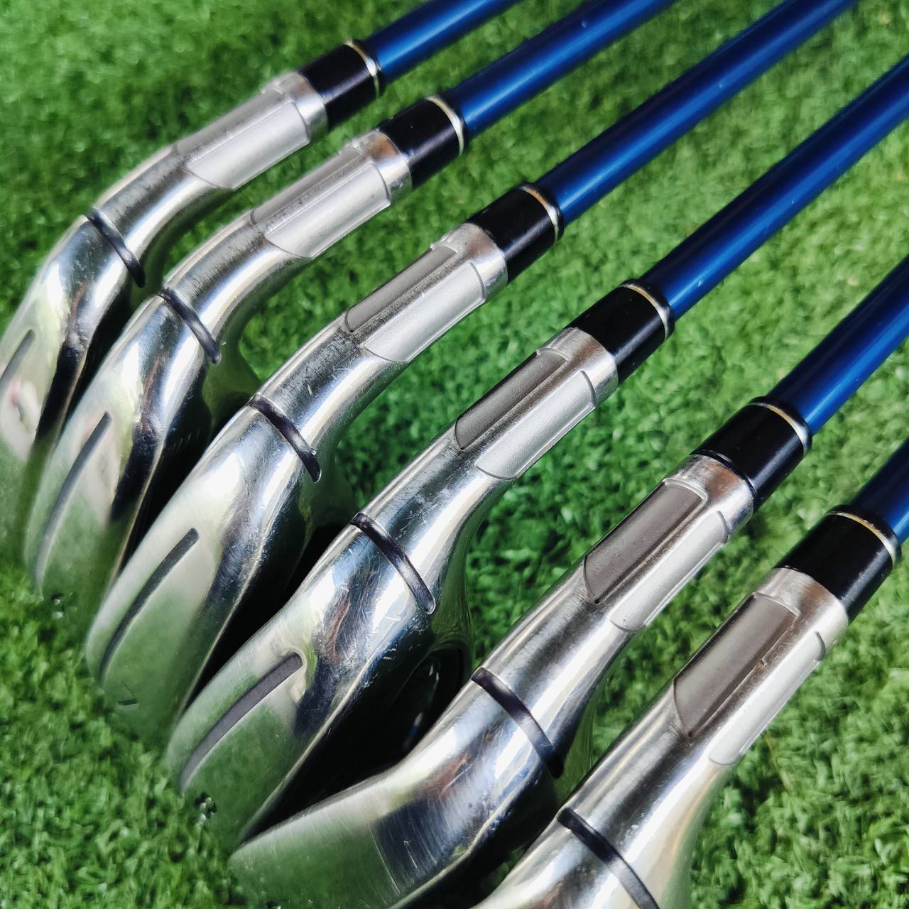 ชุดเหล็ก Taylormade SIM2 MAX ก้าน TENSEI BLUE FLEX R ก้านตัวนี้แพงที่สุดค่ะ ถ้าก้านตัวนี้ ของใหม่อยู่ที่ 43,900 บาทเลยค่ะ มีเหล็ก 5 6 7 8 9 PW . TaylorMade SIM2 Max Irons เหมาะสำหรับนักกอล์ฟที่ต้องการไม้ที่ตีง่าย ชดเชยความผิดพลาดสูง ให้ความรู้สึกนุ่มนวลใน