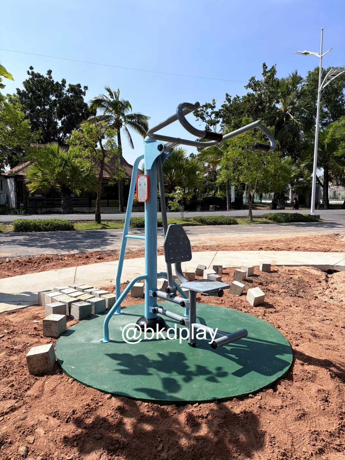 เครื่องออกกำลังกายกลางแจ้ง อุปกรณ์บริหารแขน-หัวไหล่-หน้าอก (แบบดึงยกตัว) ลานกีฬา อเนกประสงค์ สนามกีฬา ผลิตในไทย สั่งทำตามสีที่ต้องการได้