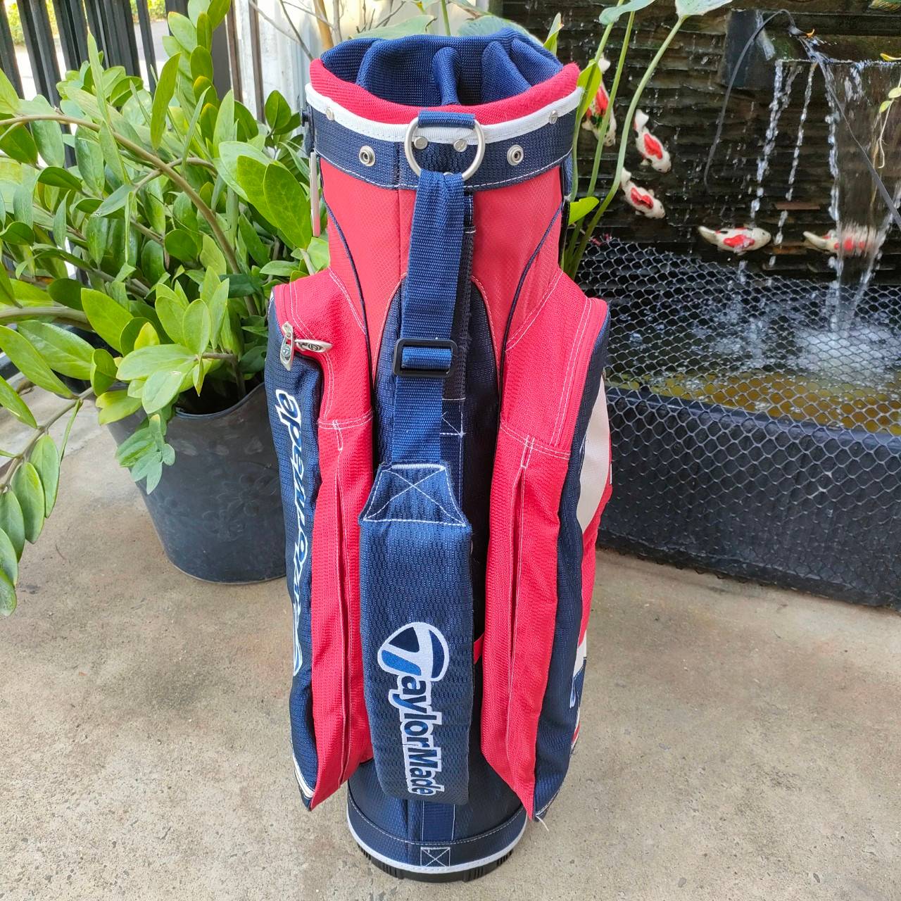 *** ไม่มี COVER *** ถุงกอล์ฟ TAYLORMADE มือสอง แบบ 14 ช่อง สภาพสวยงามมาก ใช้งานดีมาก ถุงของแท้ ราคาของใหม่แพงมาก ไม้กอล์ฟมือสอง ของแท้ BY NakaraLuxurious