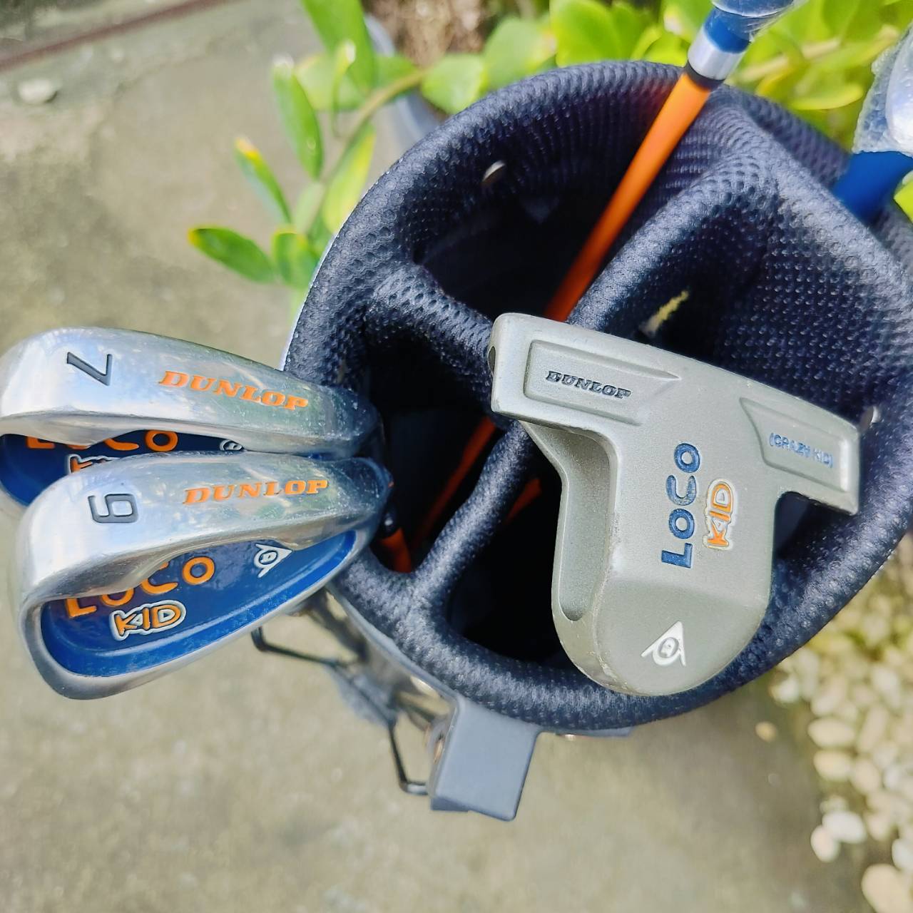 ไม้กอล์ฟครบชุดสำหรับเด็ก DUNLOP LOCO KID เหล็ก 7 ยาว 30 นิ้ว พร้อมถุงกอล์ฟขาตั้ง เล่นได้ครบทุกระยะของเด็ก สภาพสวยระดับนางฟ้า