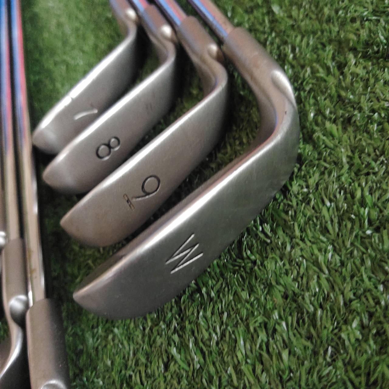 ชุดเหล็ก PING i3+ BLADE Offset น้อย: ช่วยนักกอล์ฟที่เก่งกว่าในการ “pick” ลูกจาก fairway แคบได้ง่าย