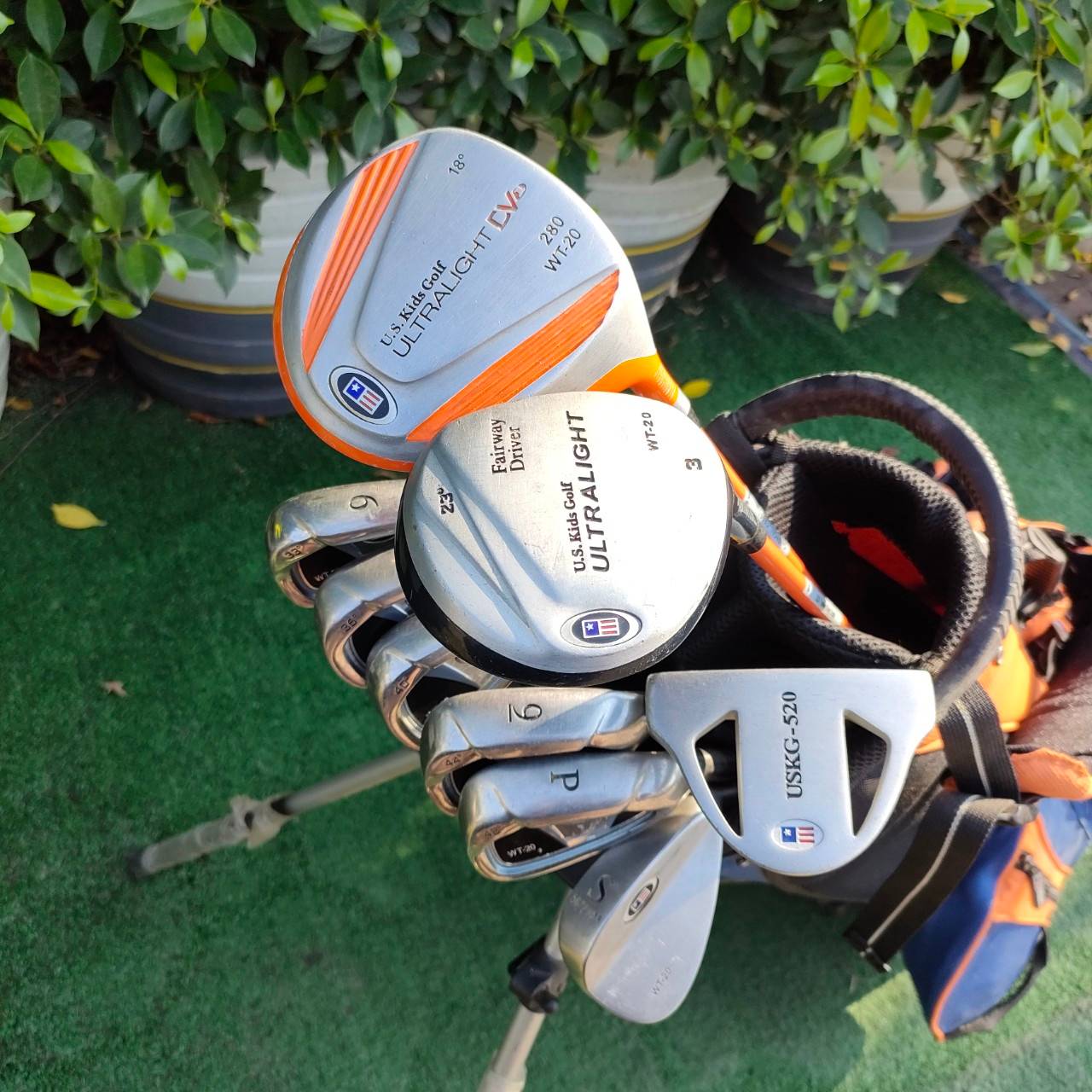 ** ไม้กอล์ฟสำหรับเด็ก ** FULLSET U.S KIDS GOLF ULTRALIGHT WT-20 51 ทั้งชุดประกอบด้วย หัวไม้ เเละ เเฟร์เวย์ ชุดเหล็ก 6,7,8,9, เเละ pw sw PUTTER USKG-520 พร้อมถุงกอล์ฟ US KIDS ไม้กอล์ฟเด็กอันดับ 1 ของโลก