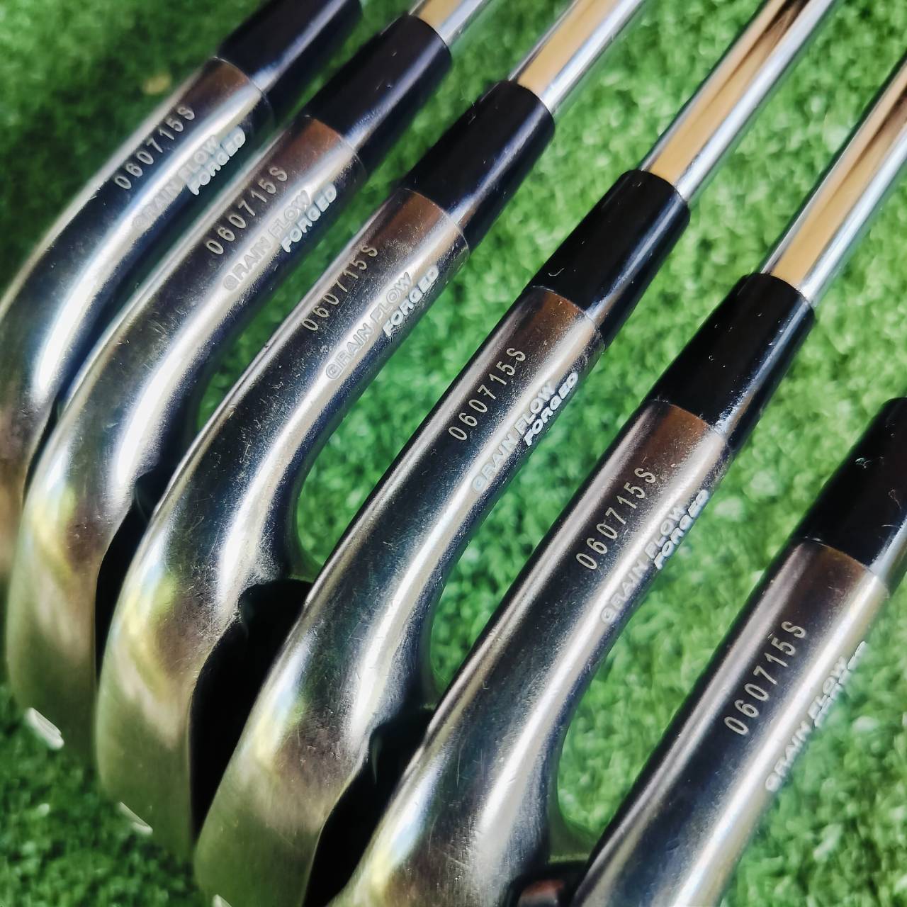 ชุดเหล็ก MIZUNO JPX EZ FORGED “ตีง่ายที่สุด” GRAIN FLOW FORGED ร่องด้านหลังใบเหล็ก ลงไปลึกสุด ทำให้ขยาย sweet spot ได้มากขึ้น และด้านหลังใบเหล็ก ออกแบบพิเศษเพื่อให้ความรู้สึกนุ่มนวล ไม้กอล์ฟพรีเมี่ยมมือสอง ของแท้ By NakaraLuxurious