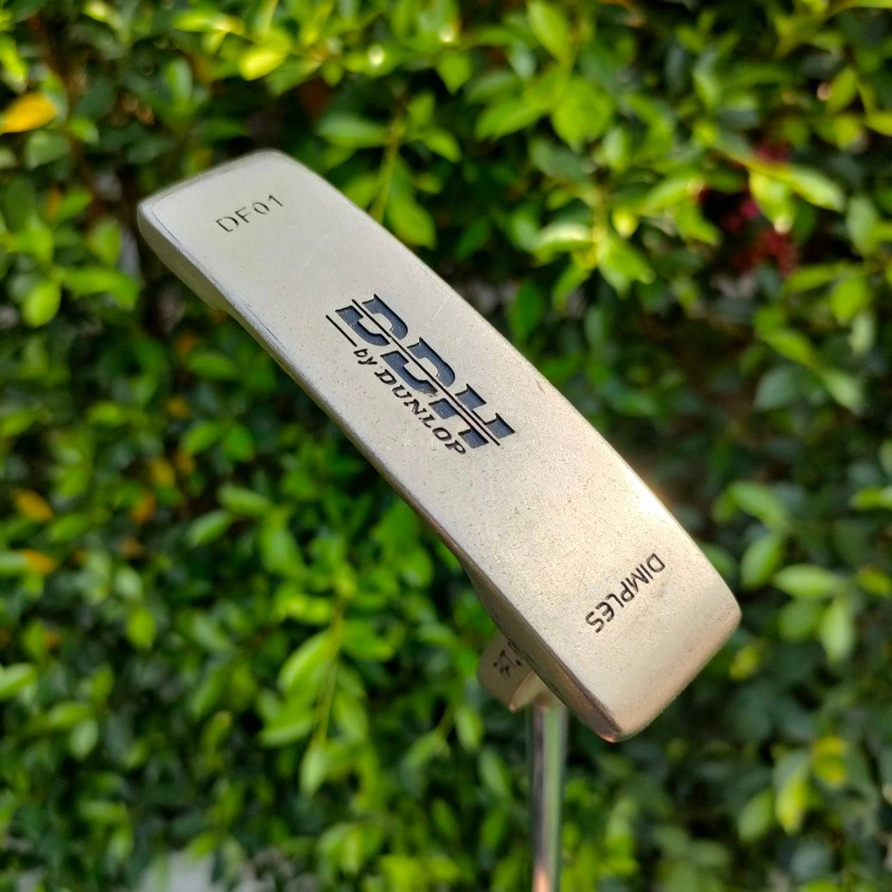 PUTTER DUNLOP DDH DF01 ความยาว 34 นิ้ว กริฟ SUPER STROKE เเบบใหญ่ รุ่นนี้น่าใช้มาก หน้าสัมผัสแบบพิเศษ มี MILLIED + ปุ่มพิเศษ ให้กัดไปกับ รอบบุ๋มของลูกกอล์ฟ ทำให้ลูกหมุน ออกจากหน้าไม้ เกาะไลน์แบบสุดๆ น้ำหนักก็ดี กริพแบบเต็มไม้เต็มมือครับ