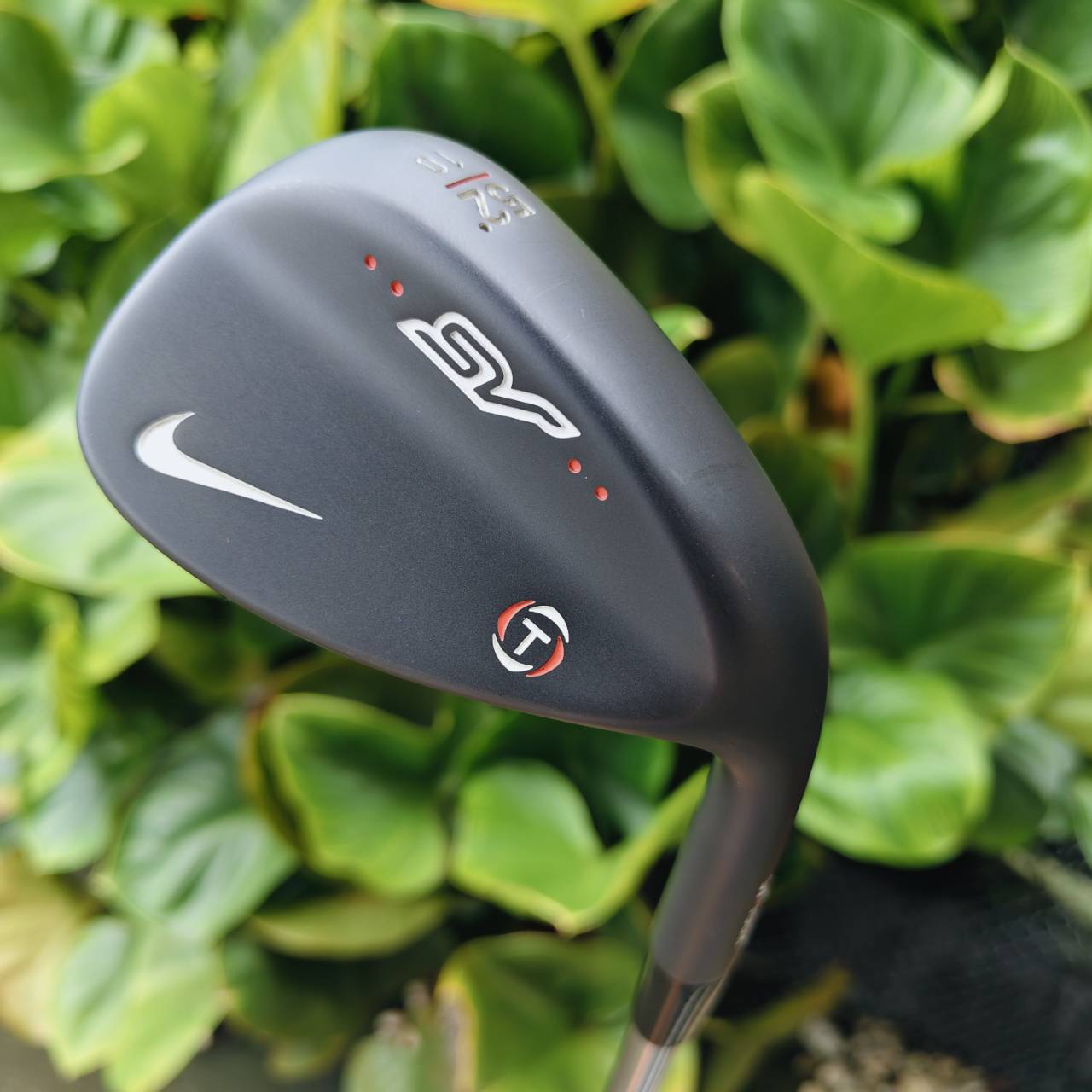 Wedge Nike SV‑T 52° / Bounce 10° Grooves: CNC milled grooves ช่วยให้ spin ดีและควบคุมระยะทางง่าย