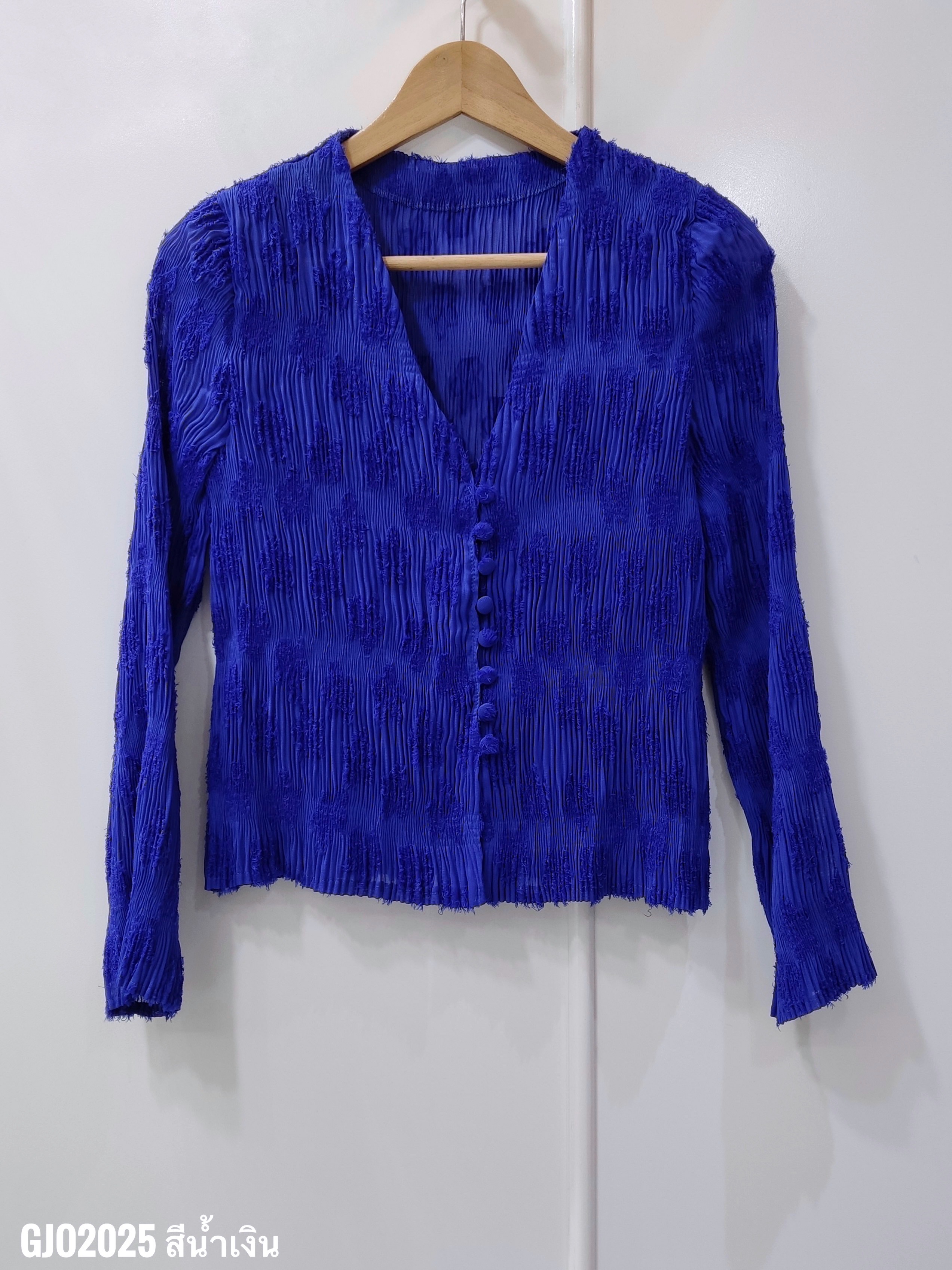 ปรับราคาลง20%!! 2MUAY รุ่น GJO2025 เสื้ออัดพลีทคุณภาพ V NECK BUTTON FRONT CRINKLE PLEATED TOP 6 สี FREE SIZE