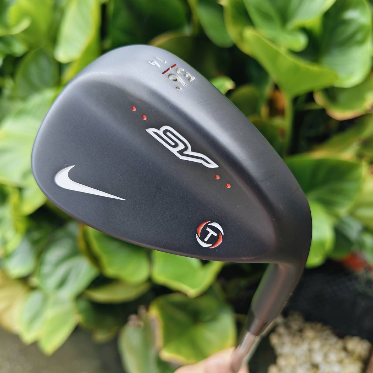 Nike SV‑T Wedge – 56° / Bounce 14° Sand Wedge ที่ให้ Spin ควบคุมระยะ รอบกรีนได้แม่นยำ