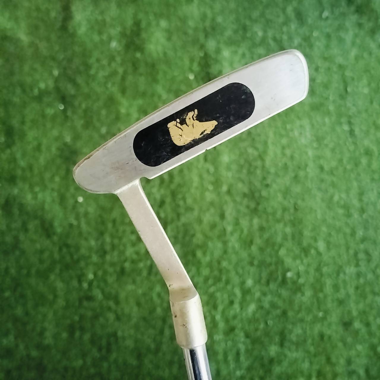 Nicklaus Signature Series Putter ความยาว 35.75 นิ้ว!!! หน้าสัมผัสพิเศษ ตราสัญลักษณ์ GOLDREN BEAR สุดเท่และยังช่วยให้เกาะไลน์อย่างมาก ไม้กอล์ฟพรีเมี่ยมมือสอง ของแท้ By NakaraLuxurious