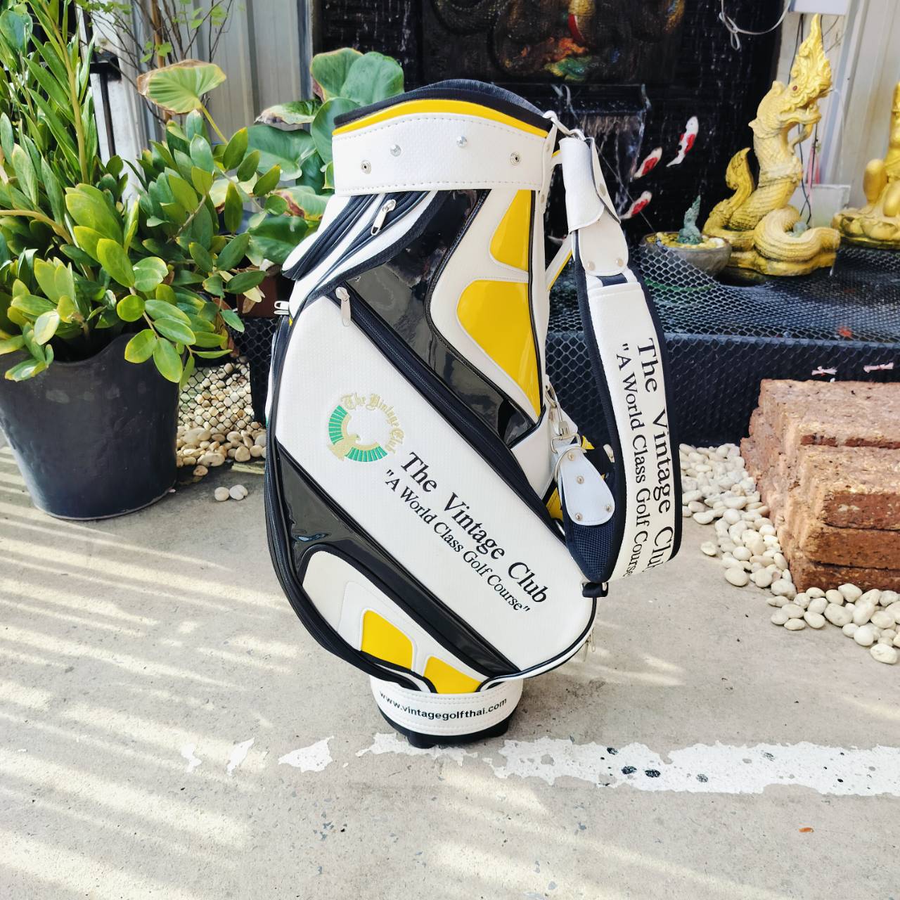 ถุงกอล์ฟ THE VINTAGE มือสอง สภาพสวยมากๆ ถุง TOUR ใบใหญ่ พื้นสีขาว มีขลิปด้วยหนังแก้วหลายจุด ไม้กอล์ฟพรีเมี่ยมมือสอง ของแท้ By NakaraLuxurious