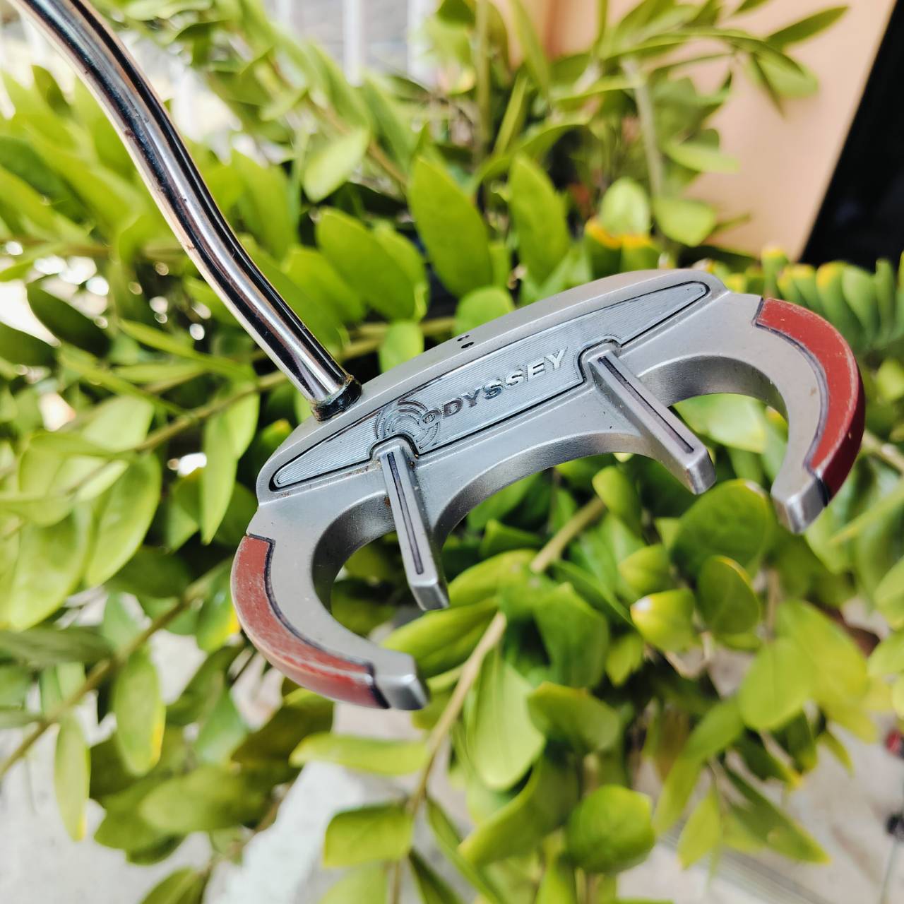 PUTTER ODYSSEY SABERTOOTH XG เป็นรุ่นที่มีเขี้ยวสองข้าง และมีปีกเล็กอีกสองข้าง ไม้กอล์ฟพรีเมี่ยมมือสอง ของแท้ By NakaraLuxurious