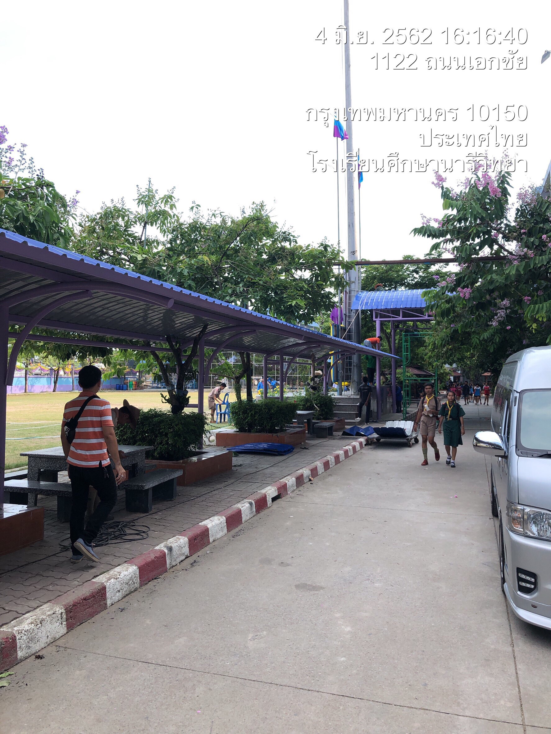 รร. ศึกษานารี ทำหลังคาทางเชื่อมอาคารเรียน