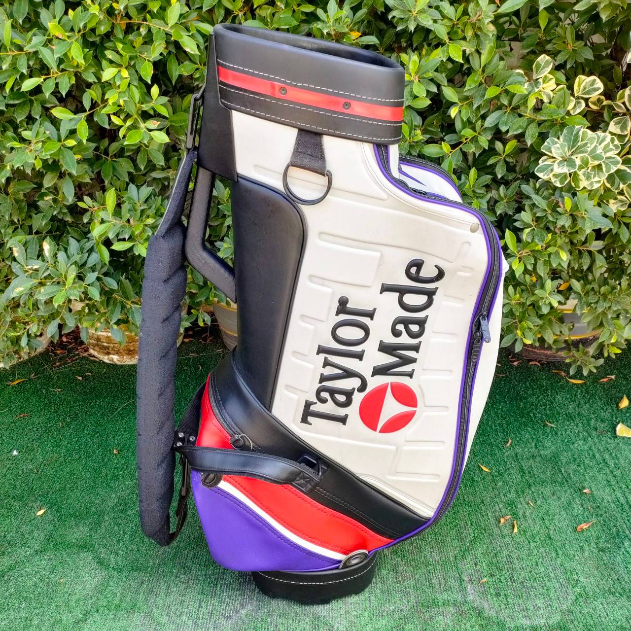 ถุงกอล์ฟ TAYLORMADE มือสอง ของแท้ สภาพเดิมๆเลย มีซิปเปิดด้านหน้าได้ด้วยครับ หนังสวยสีขาวอย่างดี ไม้กอล์ฟมือสอง ของแท้ BY NakaraLuxurious