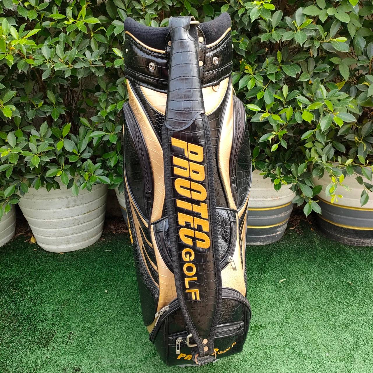 ถุงกอล์ฟ PROTEC GOLF มือสอง ถุงหนังใบใหญ่ สวยมากๆ พรีเมี่ยม แบรนด์เจ้าของ SUPERMAN ราคาของใหม่เกือบสองหมื่น