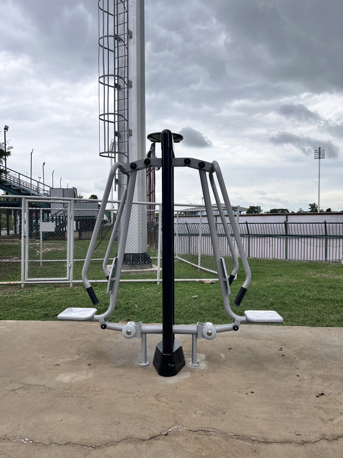 เครื่องออกกำลังกายกลางแจ้ง อุปกรณ์บริหารแขน-หัวไหล่-หน้าอก (แบบดันยกตัว) ลานกีฬาอเนกประสงค์ สนามกีฬา ผลิตในไทย สั่งทำตามสีที่ต้องการได้