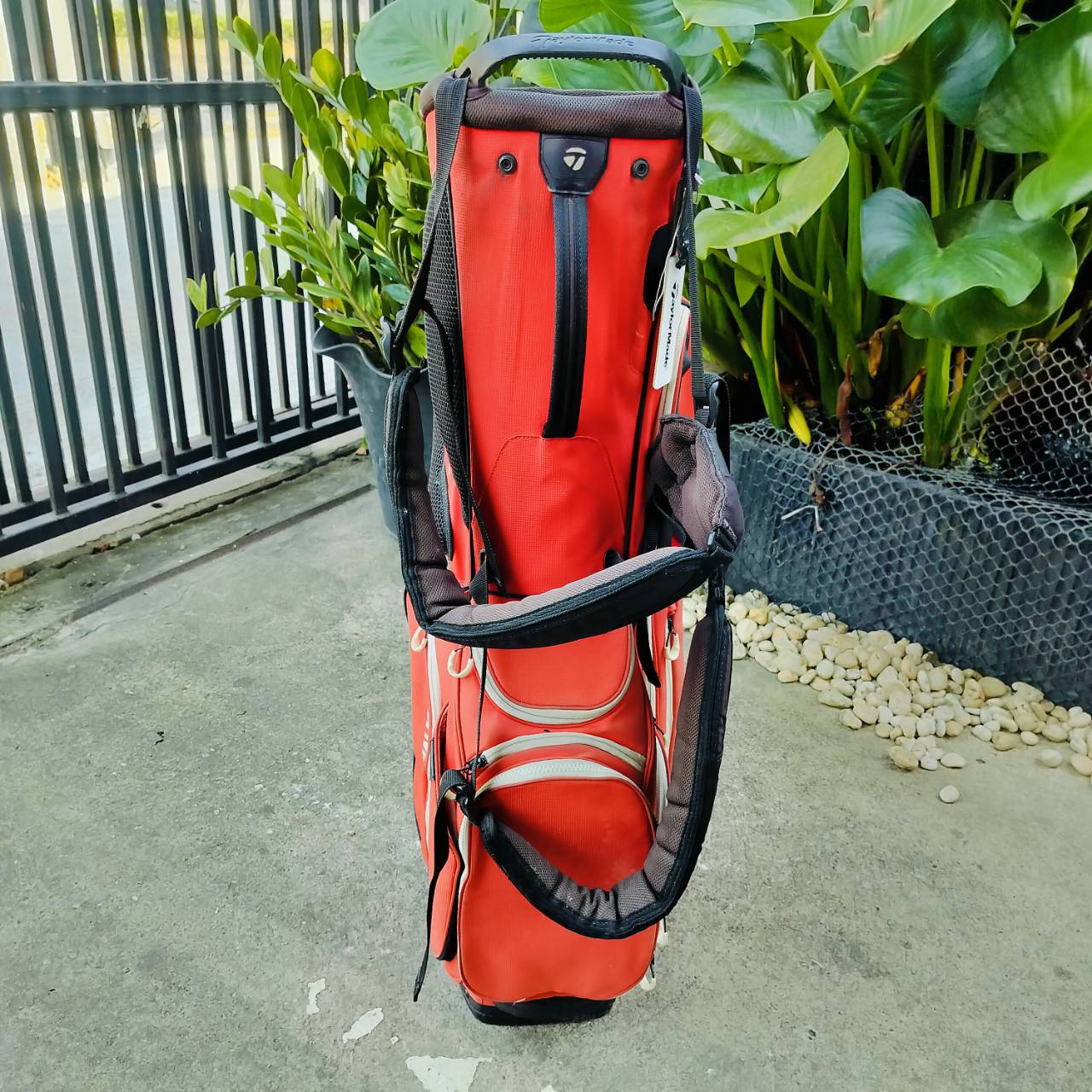 *** ไม่มี COVER *** ถุงกอล์ฟ Taylormade ขาตั้ง มือสอง รุ่นนี้เบามาก FLEX TECH แข็งแรง สวย ของใหม่แพง ถ้าไม่ซีเรียส คุ้มมาก!!!