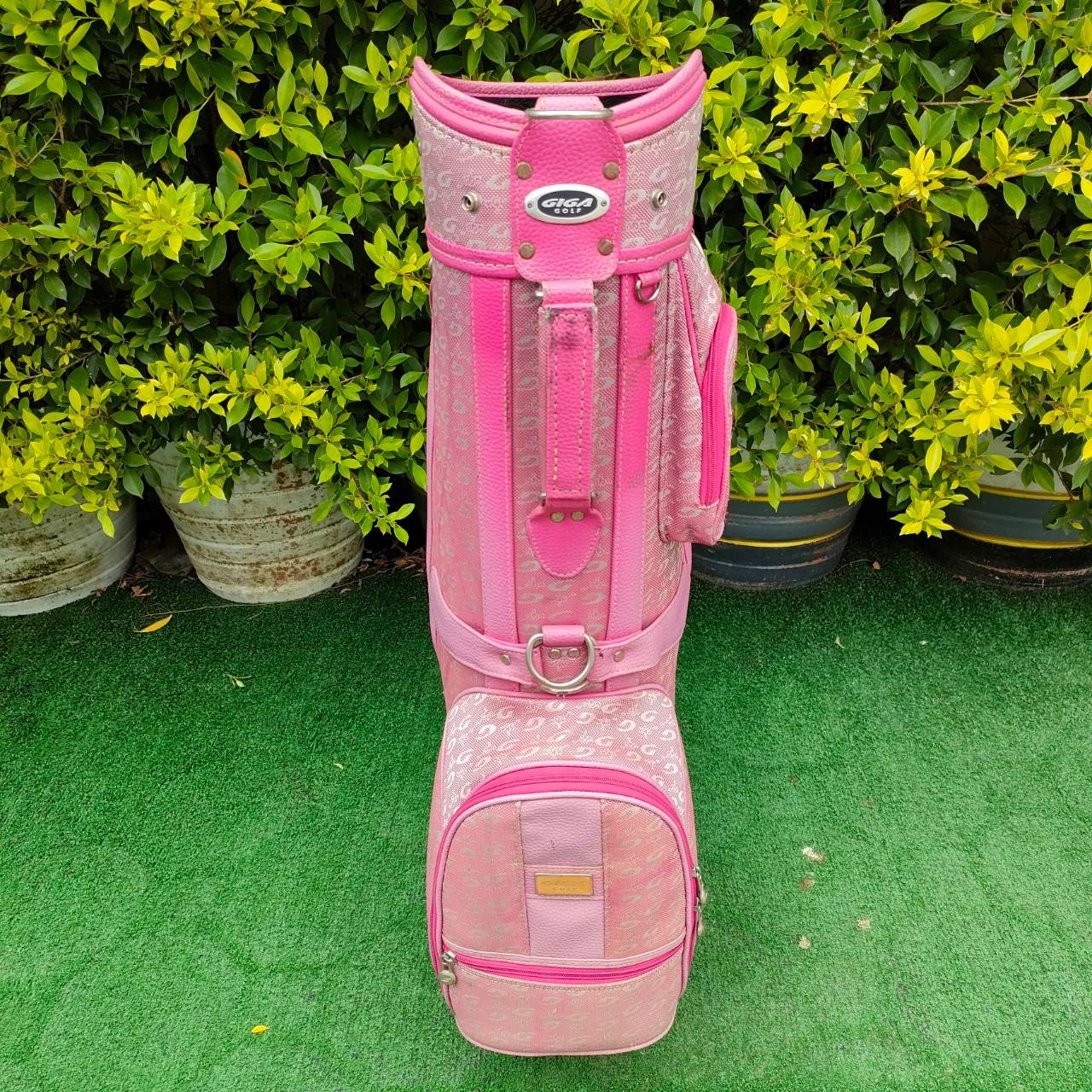 ถุงกอล์ฟ GIGA GOLF มือสอง ** ไม่มีสายสะพาย ** ถุงหนังแบรนด์เนมของแท้ญี่ปุ่น ภายในบุกำมะหยี่ มีลอยดำบางจุด มือสอง ของแท้ BY NakaraLuxurious