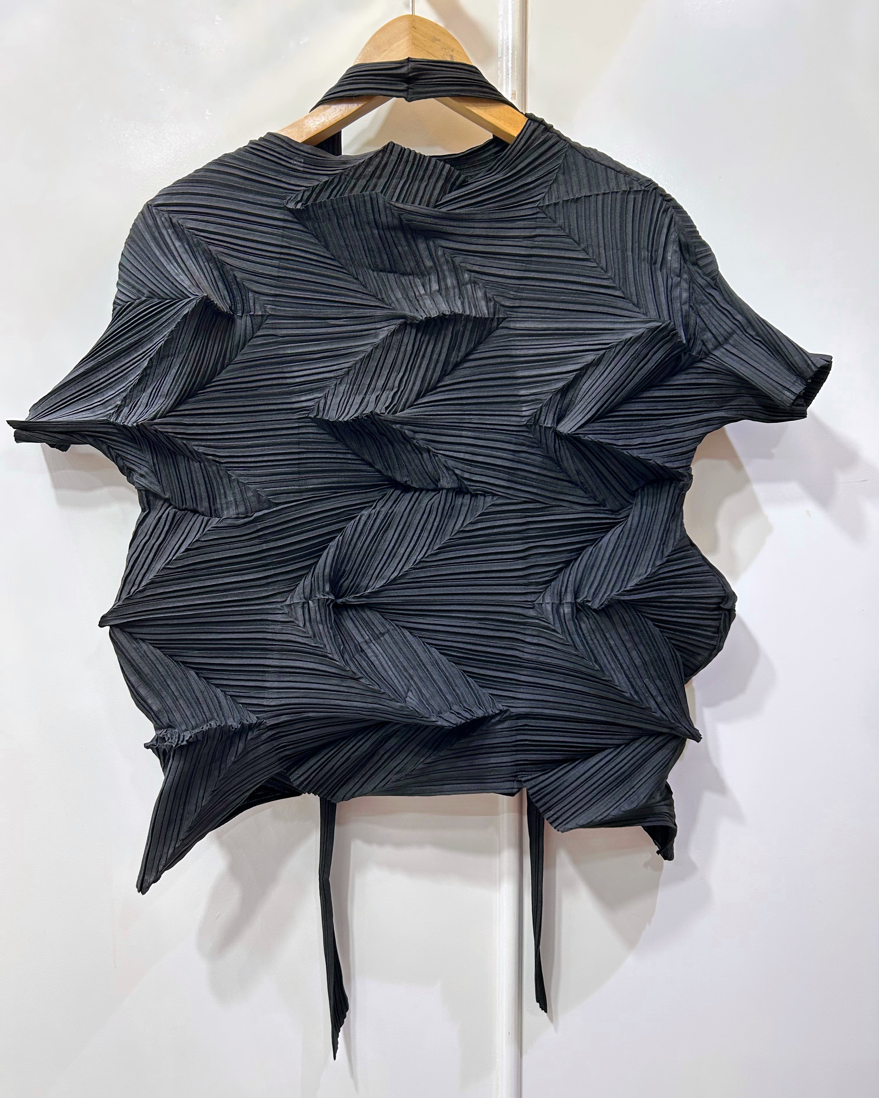 อกถึง 42 นิ้ว 2MUAY รุ่น GM6661 เสื้ออัดพลีท HIGH NECK SHORT SLEEVE ZIG ZAG PLEATED TOP สีดำ FREE SIZE