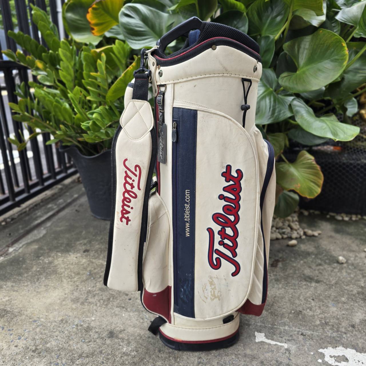 ถุงกอล์ฟ Titleist ของแท้ ** มีลอกเป็นขลุยๆค่ะ **