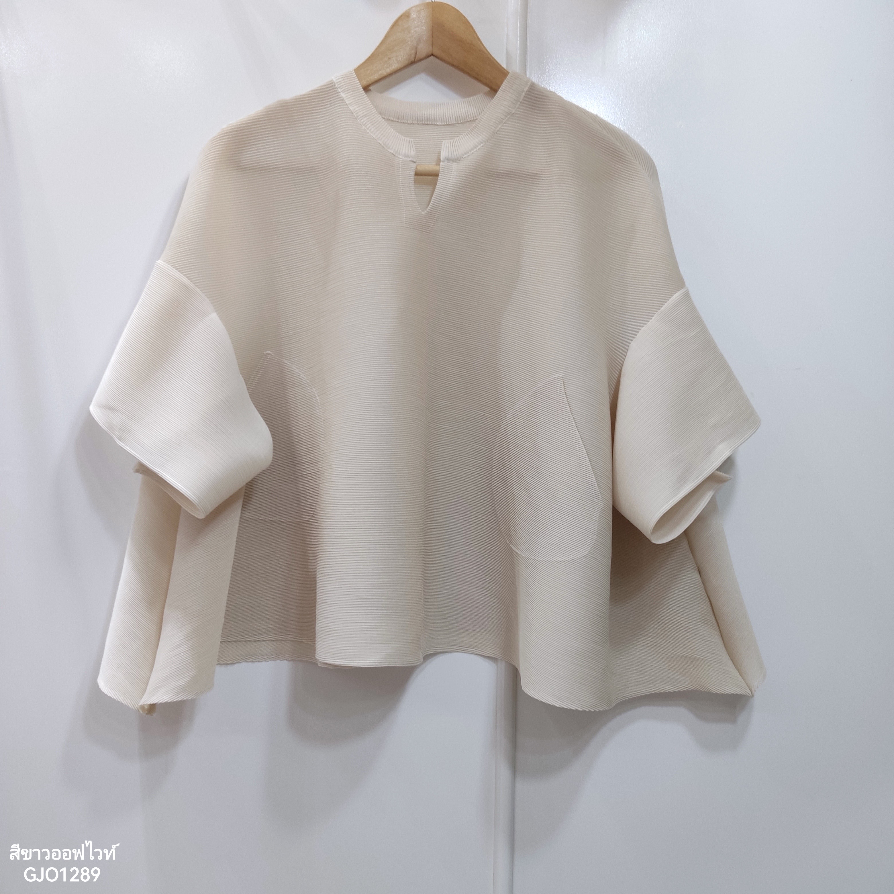 2MUAY รุ่น GJO1289 เสื้อพลีทคุณภาพ OPEN NECK FLARE SLEEVE PLEATED TOP สีดำ FREE SIZE