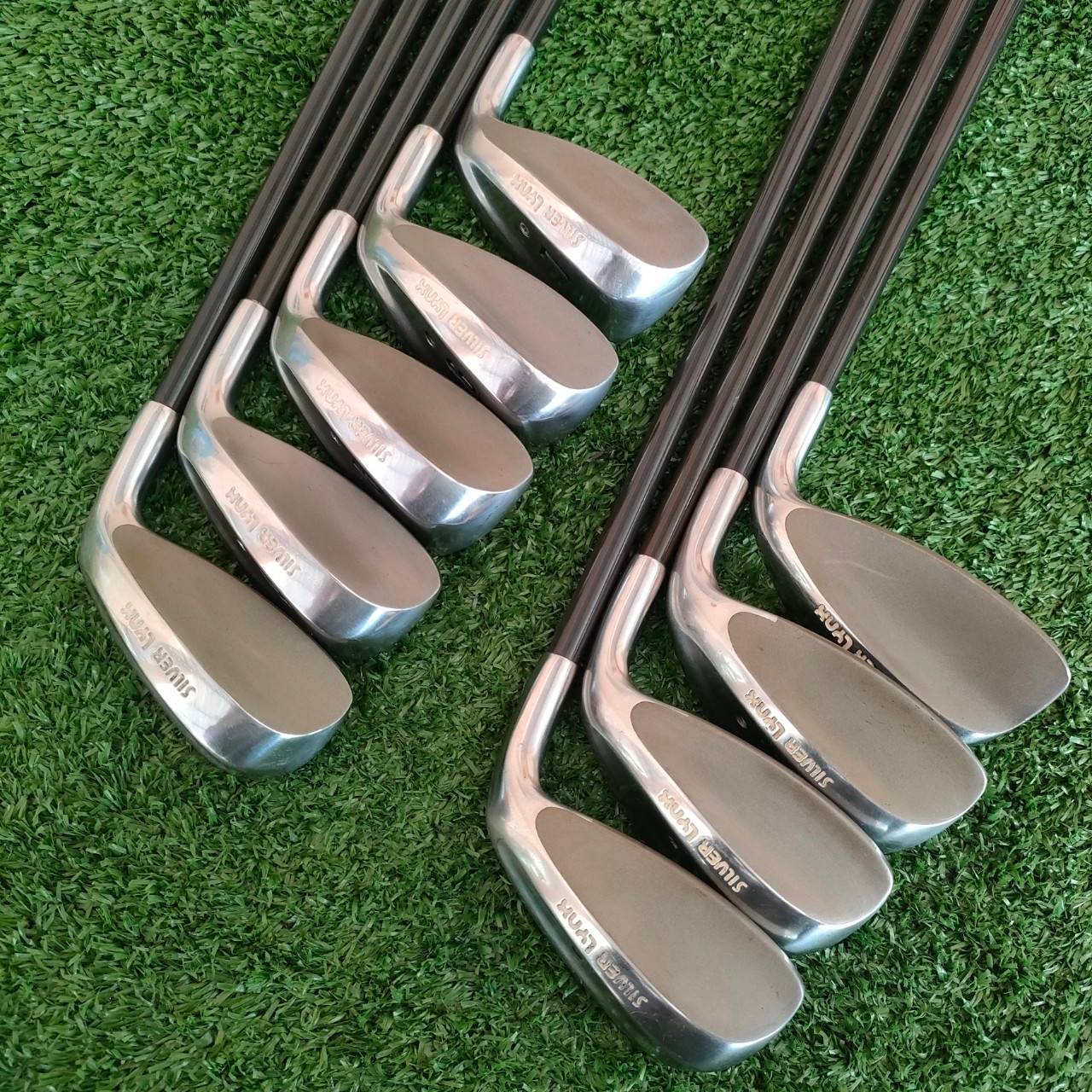 ชุดเหล็ก LYNX SILVER มีเหล็ก 3-9 เเละ PW SW ก้าน LOW TORGQUE FLEX R สุดยอดดีไซน์ ออกแบบให้ตีง่ายจัดๆ กึ่งไฮบริดเลยก็ว่าได้ แต่ยังคงความคม แบบสุดๆและสปินจัดๆของ LYNX ตีไกล ได้ระยะ ตีง่าย เบาสบาย ตกหยุด!!!