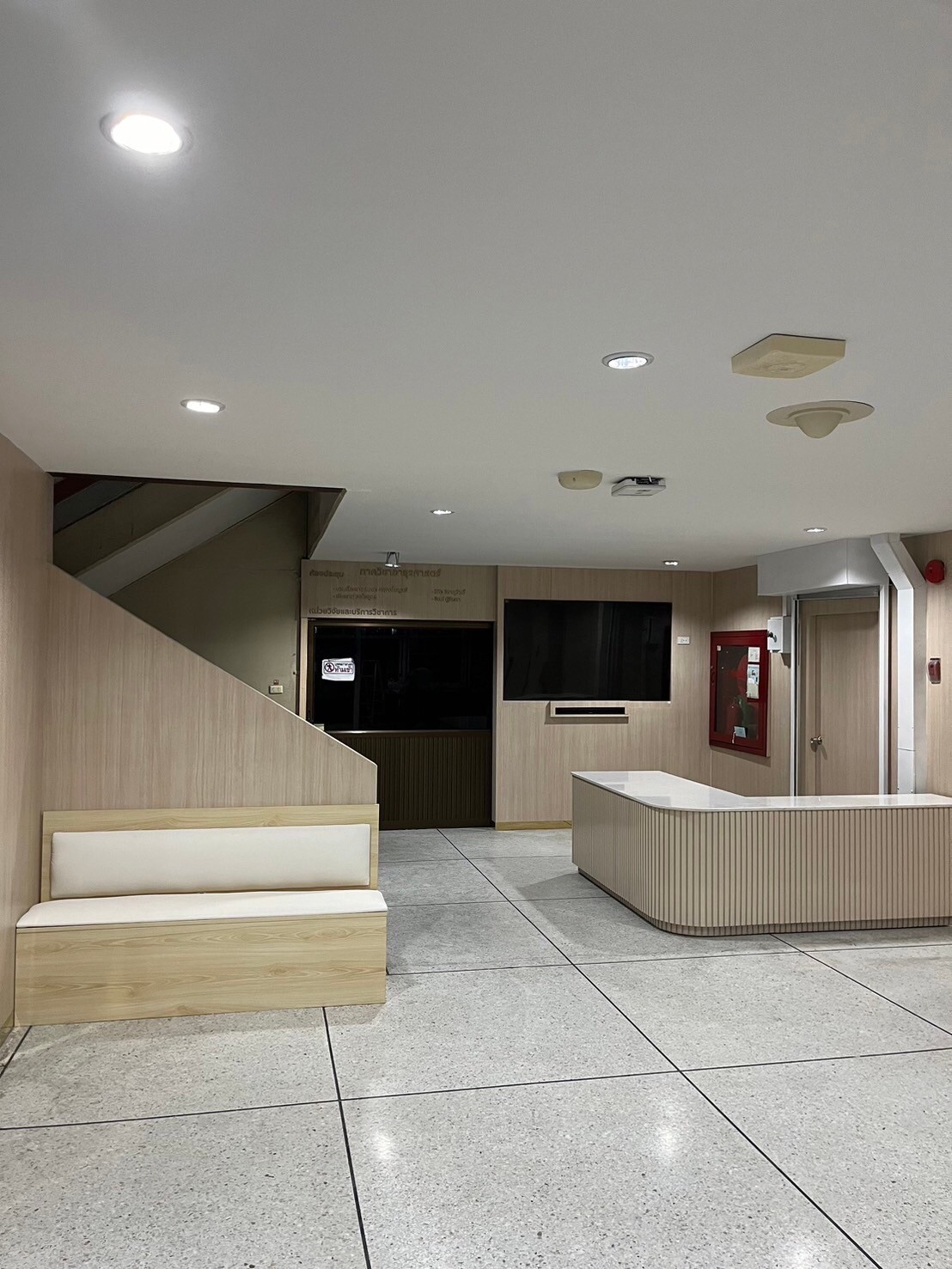 งานปรับปรุงโถงลิฟต์ รพ.ศิริราช (ตึกอัษฎางค์) ชั้น4