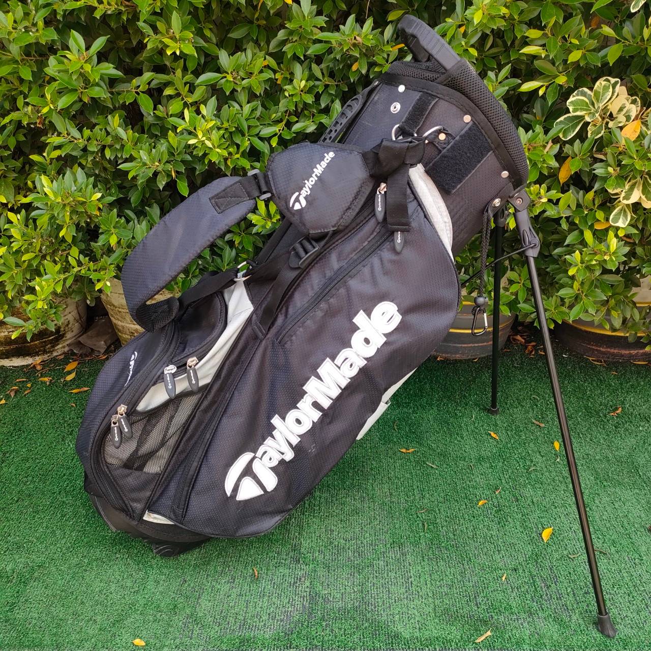 ถุงกอล์ฟ TAYLORMADE ขาตั้งมือสอง สภาพสวย ถุงของแท้ กันน้ำ เบามาก มาพร้อมสายสะพายอย่างดี ไม้กอล์ฟมือสอง ของแท้ BY NakaraLuxurious