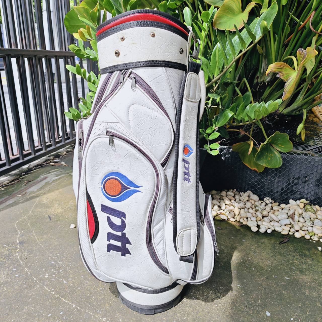 ถุงกอล์ฟ PTT – มือสอง เดิมๆ ภายใน “บุกำมะหยี่อย่างดี” ให้สัมผัสนุ่ม พรีเมียม