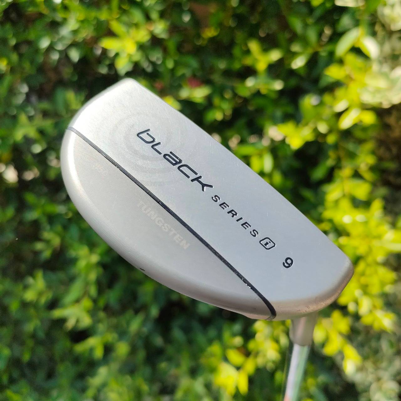 PUTTER ODYSSEY BLACK SERIES i9 ความยาว 34 นิ้ว ** กริฟเสีย ** น้ำหนักดีมาก รุ่นนี้ใช้เทคโนโลยีเยอะมาก และหน้าสัมผัสนุ่มและ ออกแบบให้กัดลูก ลดแรงเฉืื่อยให้ลูกหมุนเร็ว เกาะไลน์มาก