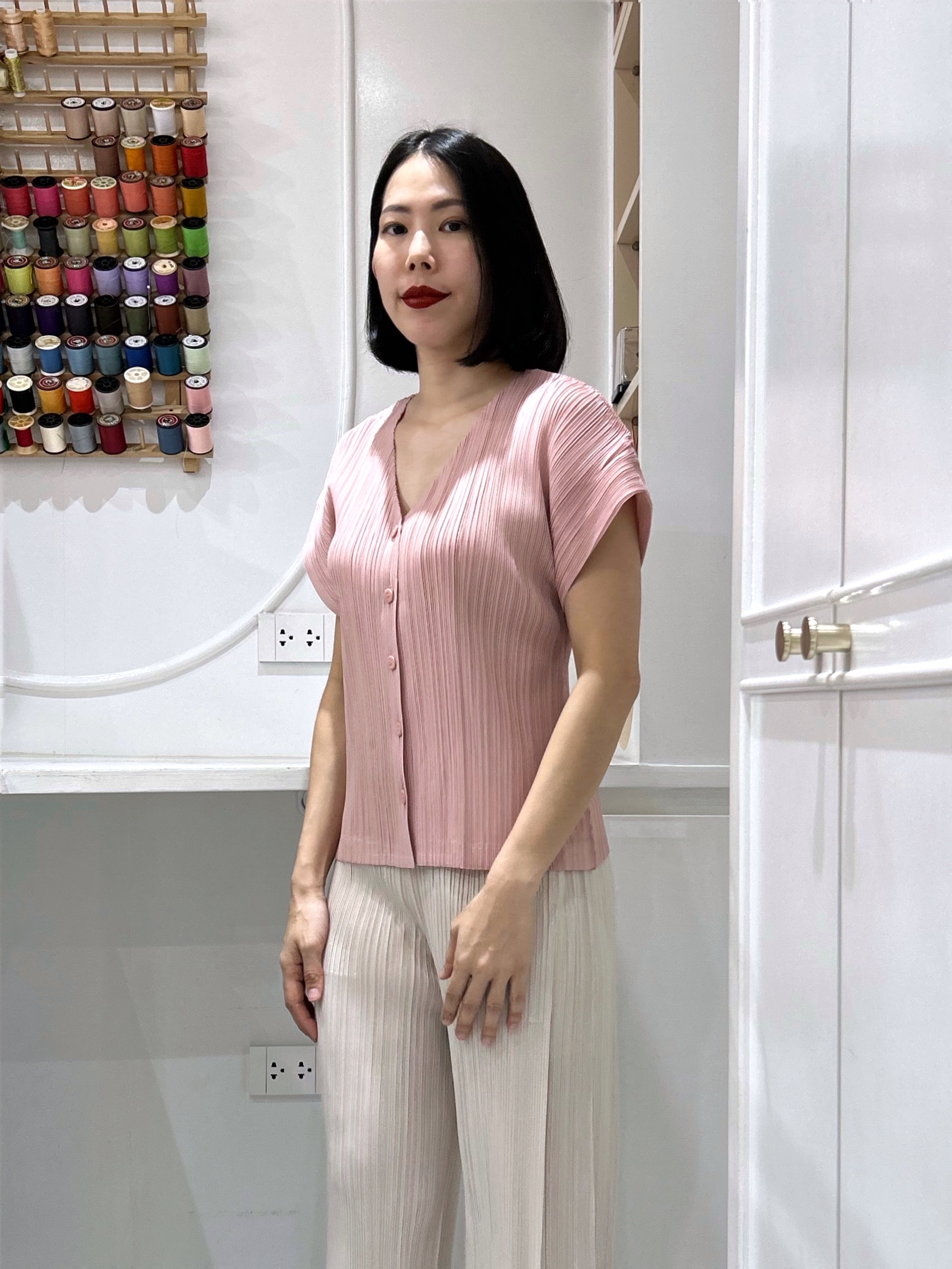 ปรับราคาลง20%!! 2MUAY รุ่น GJO5016 เสื้ออัดพลีทคุณภาพ SHORT SLEEVE V NECK BUTTON FRONT PLEATED TOP 10 สี FREE SIZE